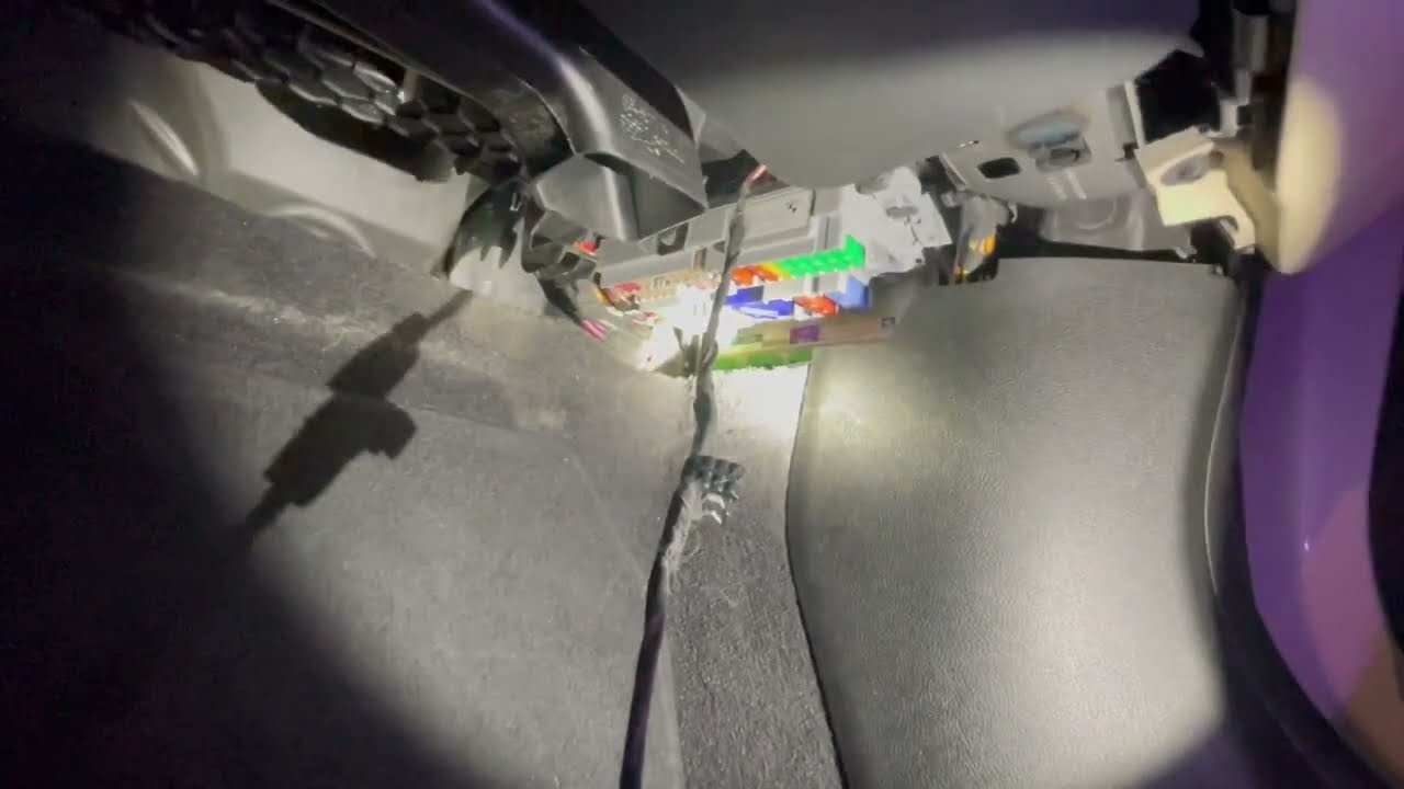 How to replace fuse for front cigarette lighter outlet in a BMW G20  (2019-2022) 330i