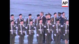 IRELAND: PRESIDENT CLINTON ARRIVES IN DUBLIN