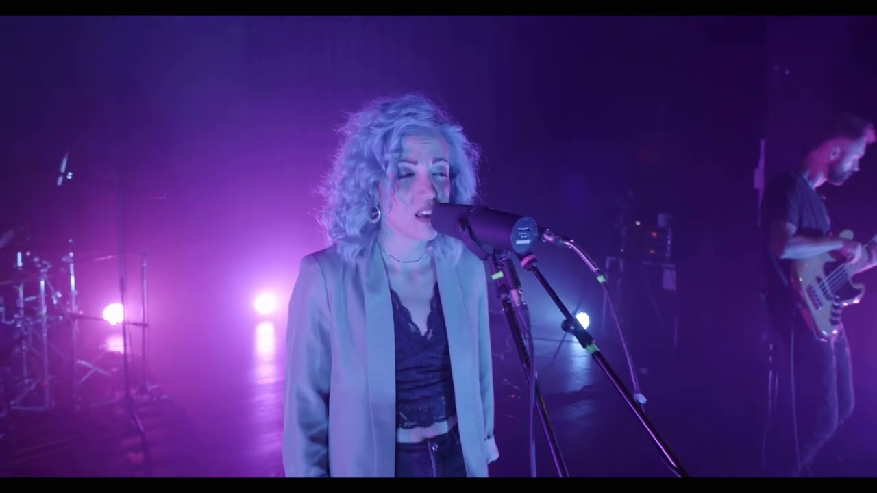 Daiana Lou - Pollution (Live Session) auf YouTube ansehen Daiana Lou - Pollution (Live Session) auf YouTube ansehen