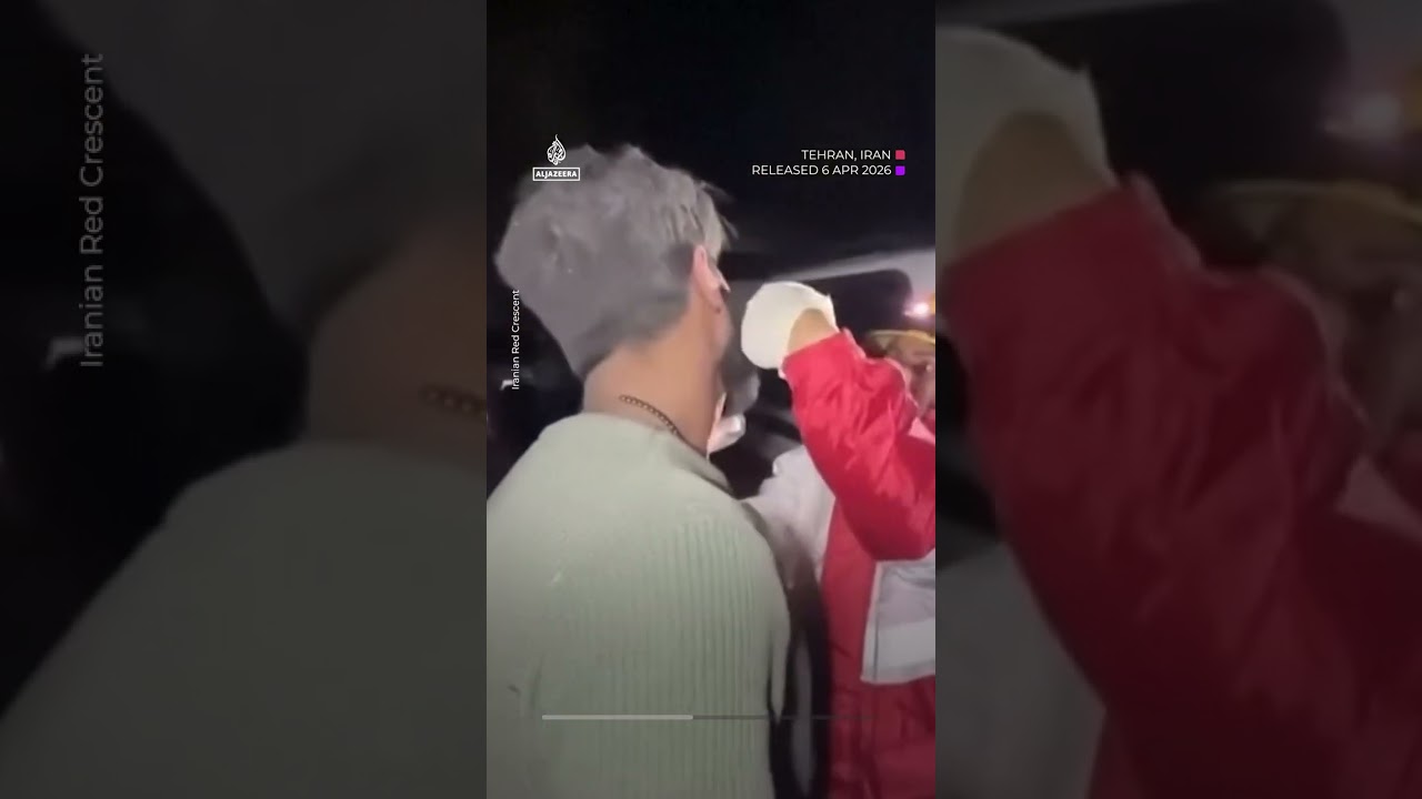 فرق الإنقاذ تبحث عن ناجين بعد غارات جوية استهدفت منازل في إيران | AJ #shorts