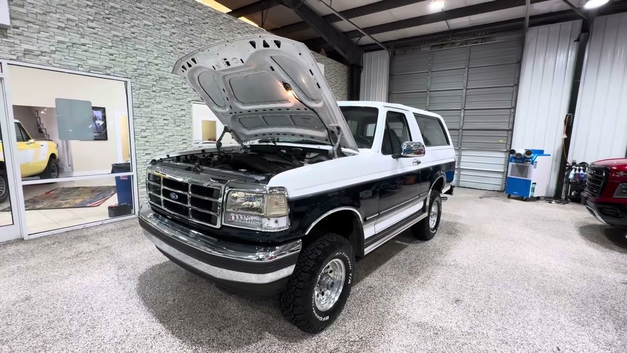 1993 Ford Bronco Engine Bay! 5.8 V8! Super Clean! 