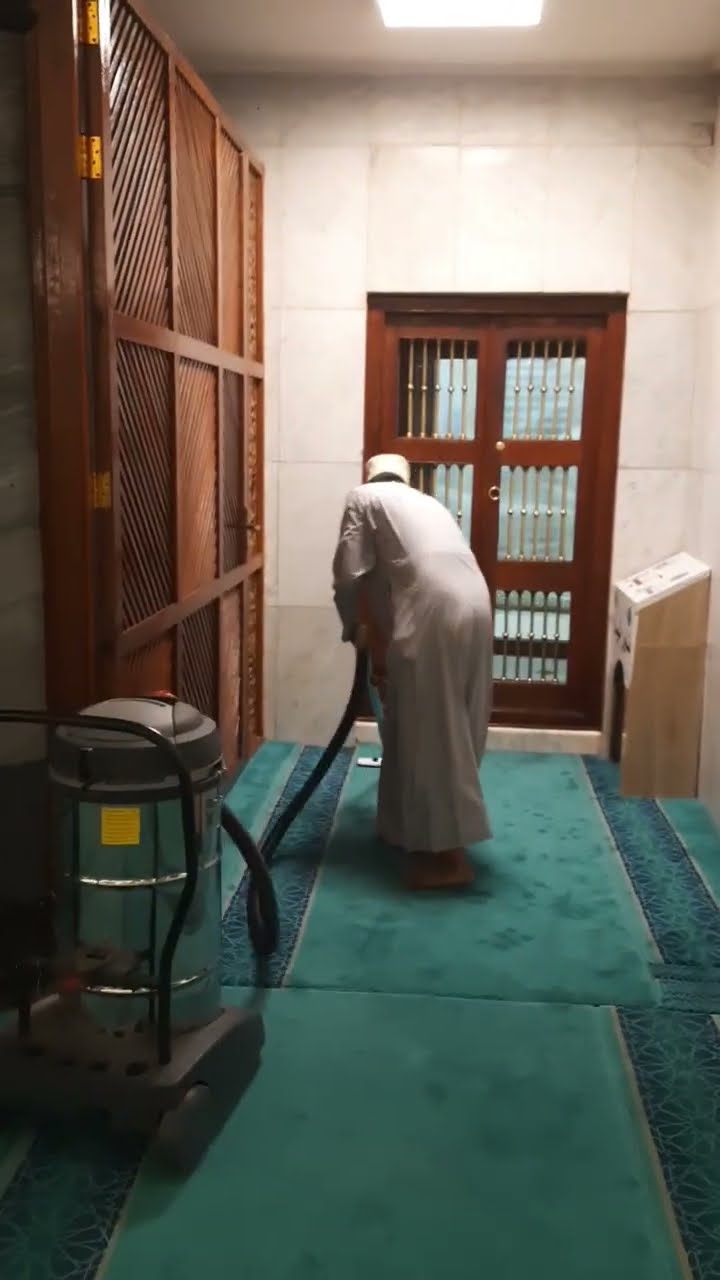 Bagdad Shareef Ki Masjid Ki Safai Karte Huve Alhaj Dr Asif Raza Saifi Sahab Ki Ek Jhalak