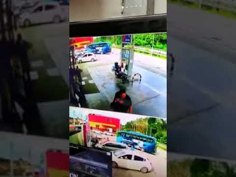 Polis Buru Lelaki Pukul Pekerja Stesen Minyak #short