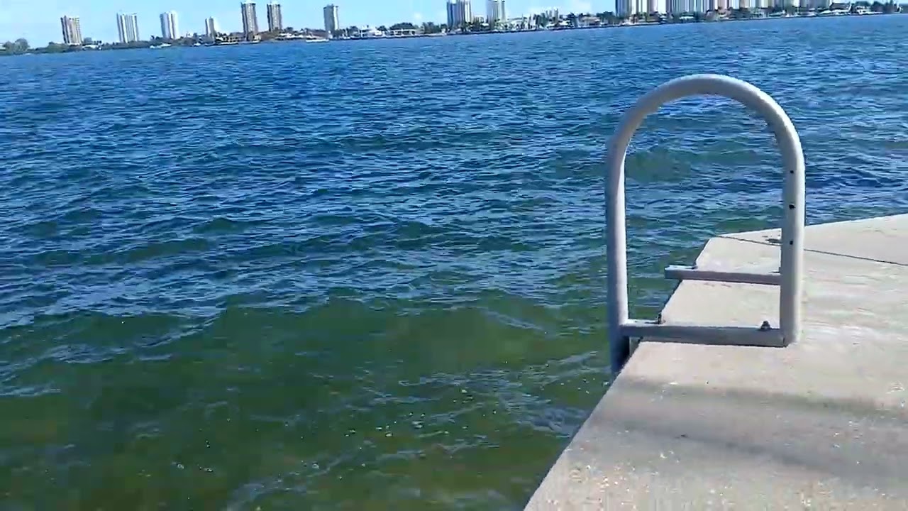 Лодки и корабли создают цунами в Лейк-Парке