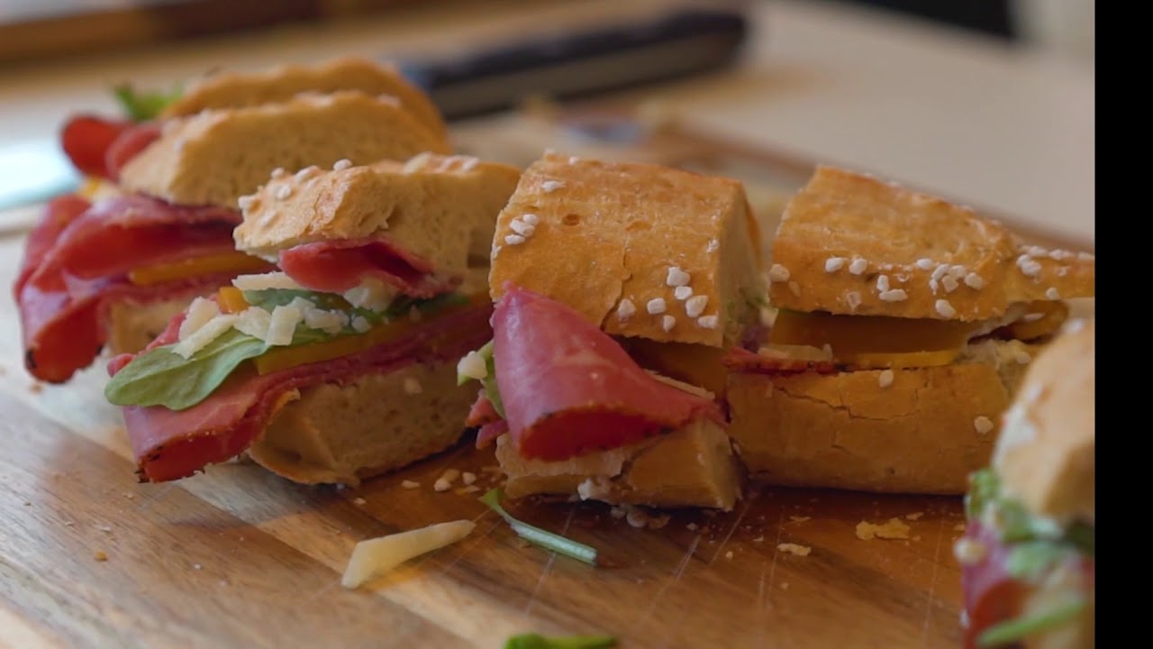 Puls 4 TV Koch Oliver Hoffinger lädt Influencer zur Pastrami Sandwich Verkostung