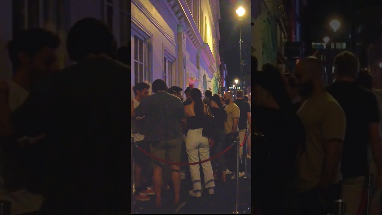 London Nightscape: A Unique UK Walking Tour Experience 