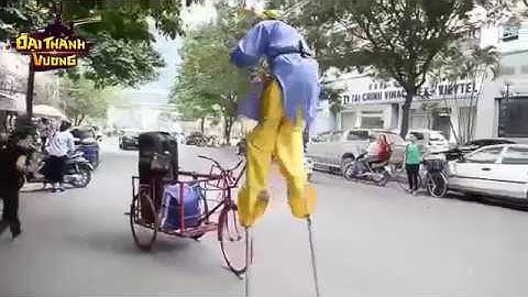 [Đại Thánh Vương] - Tôn Ngộ Không" đi cà kheo, múa gậy, tỉa hoa quả giữa đường phố Hà Nội