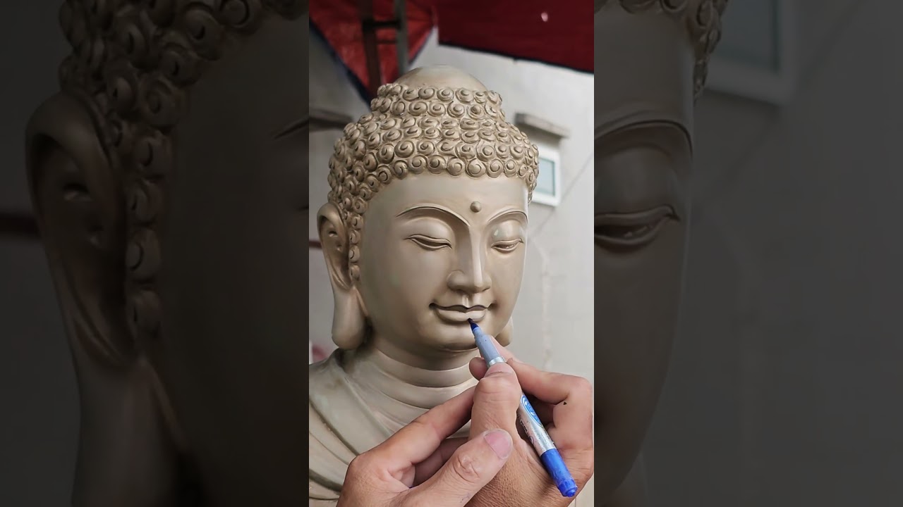 Điêu khắc miệng nửa cười nửa nghiêm của tượng Phật đồng