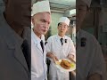 みつめる君　シイラのフライを作る