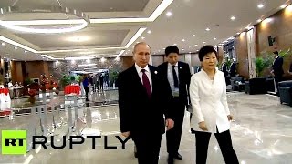 Саммит G20 Обама первым пришёл и построил всех в очередь жать ему руку Путин как обычно по бабам :-) Саммит G20 Обама первым пришёл и построил всех в очередь жать ему руку Путин как обычно по бабам :-)