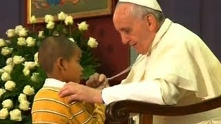 World enchanted by boy who stayed at Pope's side