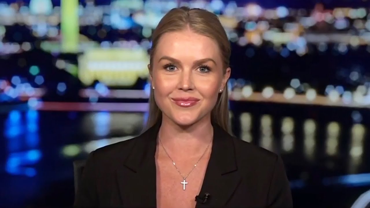 Trump Press Secy suffers TOTAL COLLAPSE on Fox News