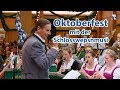 Schülerinnen mit Blasmusik auf Oktoberfest