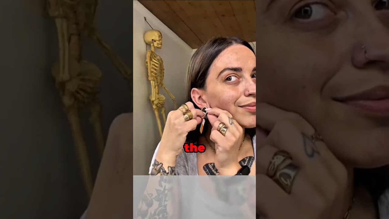 Ее мочка уха была повреждена в результате сильного растяжения.