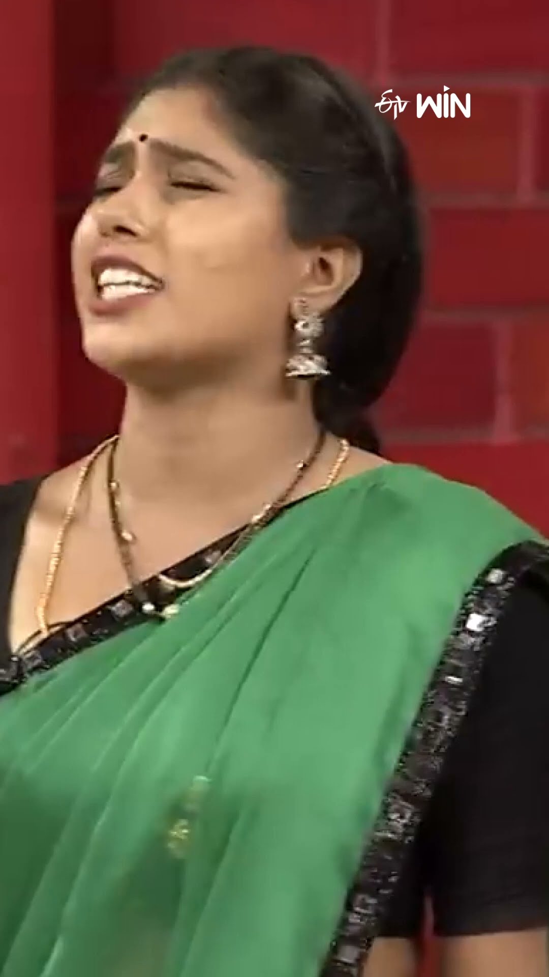 చంద్ర మీద కోపంతో బిచ్చగాడికి చొక్కాలు దానం చేసిన భార్య..! #jabardasth #comedy #chammakchandra