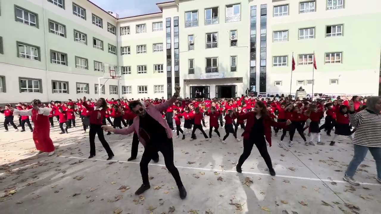 Bütün okul fidayda kula tapduk Emre ilkokulu 