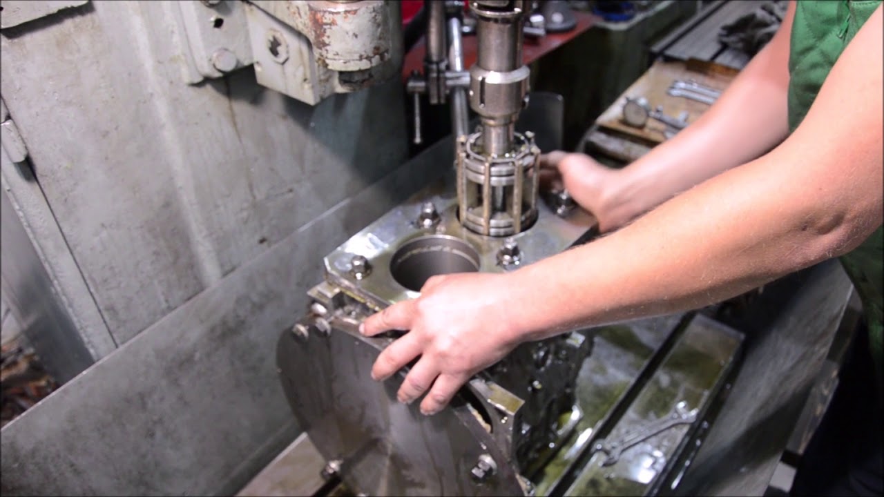 Субару Форестер жрет масло.Расточка блока цилиндров - YouTube