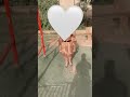 تخيل طفله صغيره ابوها يلعب معاها