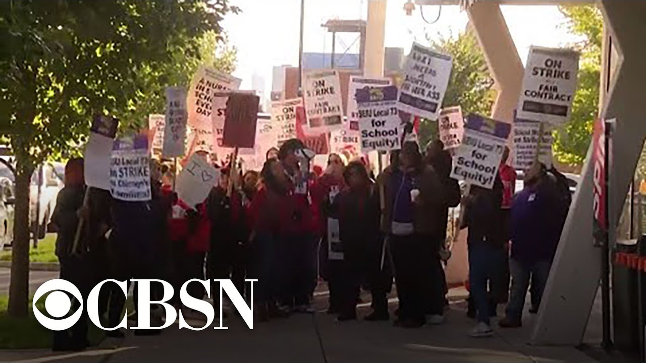 Chicago teachers strike after failing to reach contract deal - YouTube