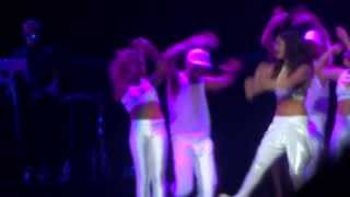 Selena gomez twerking in winnipeg ! (winnipeg/live/2013)