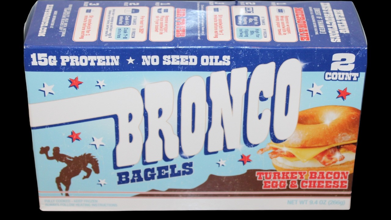 Обзор булочек Bronco Bagels: индейка, бекон, яйцо и сыр.