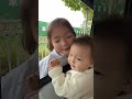¡El bebé hizo algo en la VENTANA y la reacción de su hermana DERRITIÓ corazones! #awezchaitrend