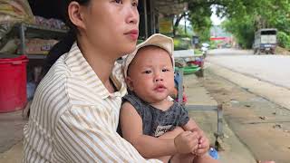 single mother undeterred by danger, extended a helping hand to a kind benefactor.