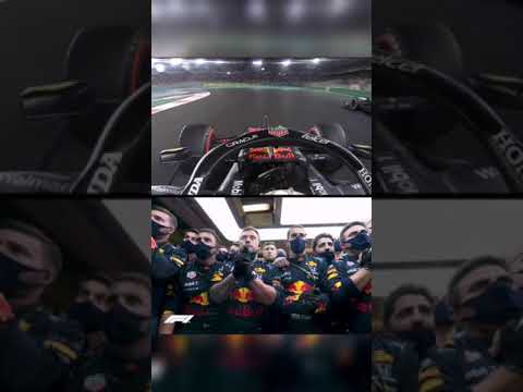 Reacción de los mecánicos de Red Bull en la última vuelta del GP de Abu Dhabi.