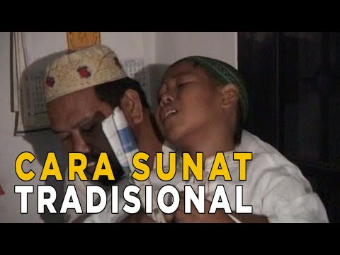 Sunat yang masih menggunakan metode tradisional biasanya tidak dibius | SISI LAIN