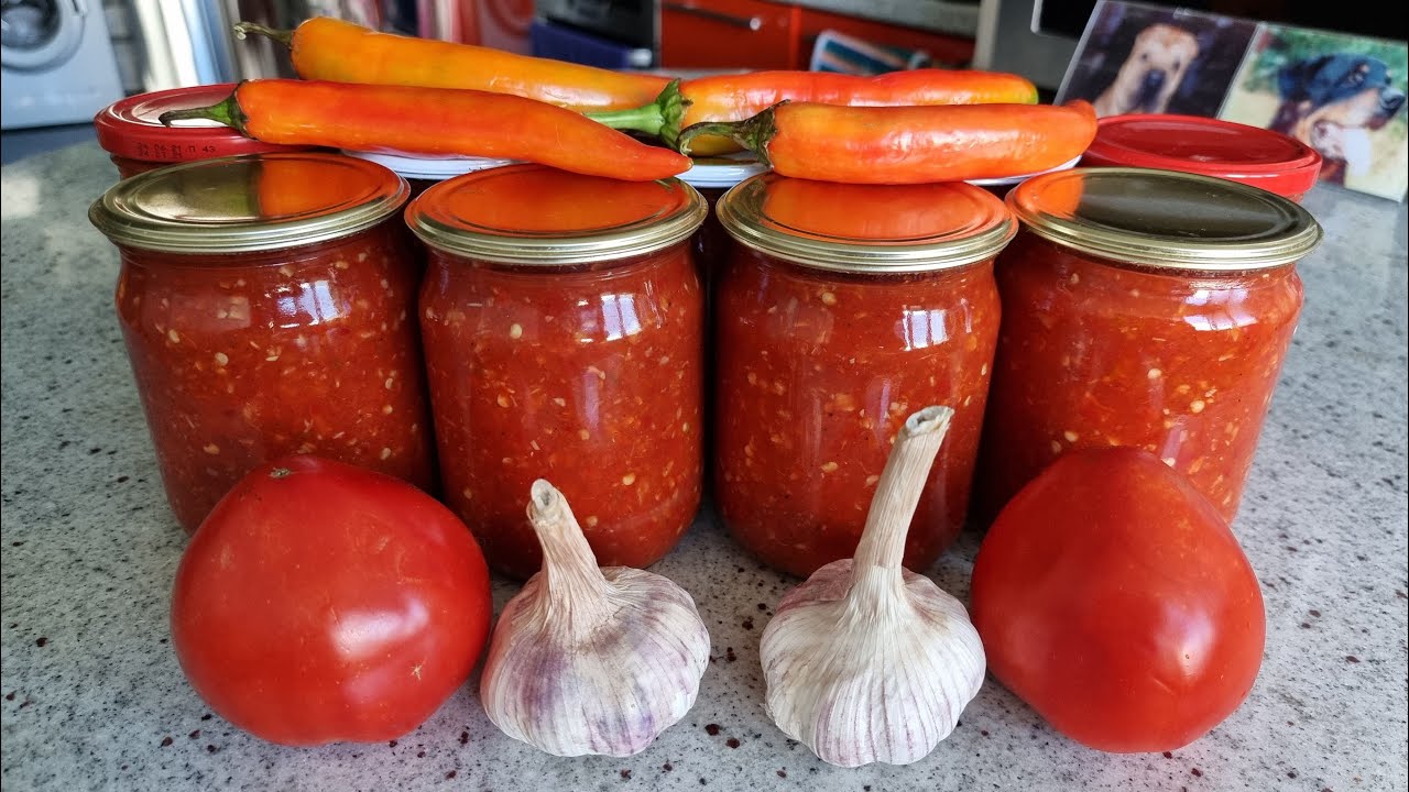 Аджика кобра на зиму самый. Аджика из помидор кобра. Кобра из помидор на зиму. Аджика огонек из помидор. Аджика кобра.