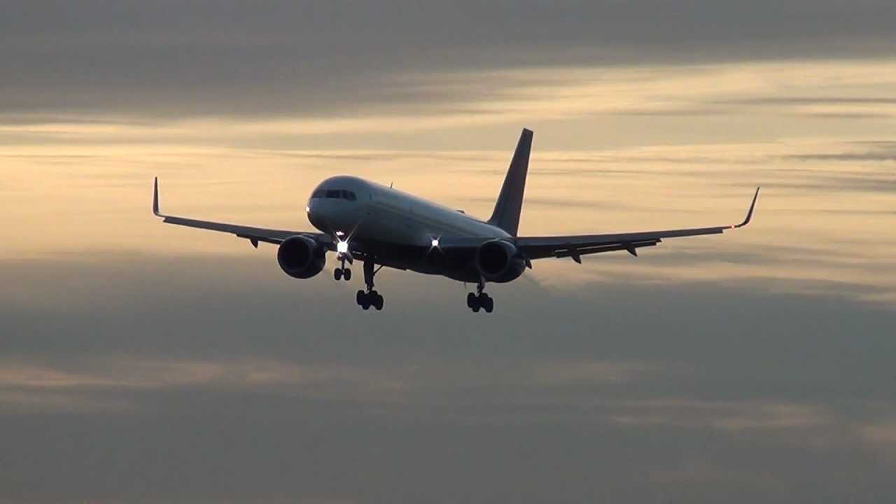 airbus a220 Delta Air Lines N693DL 757-200 Landing Portland Airport (PDX)