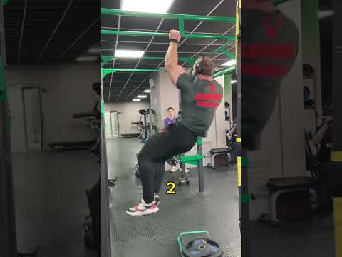 Видео: ПОДТЯГИВАНИЯ ОДНА РУКА ВЕС 135КГ! ONE ARM PULL UP!  BW 135KG!