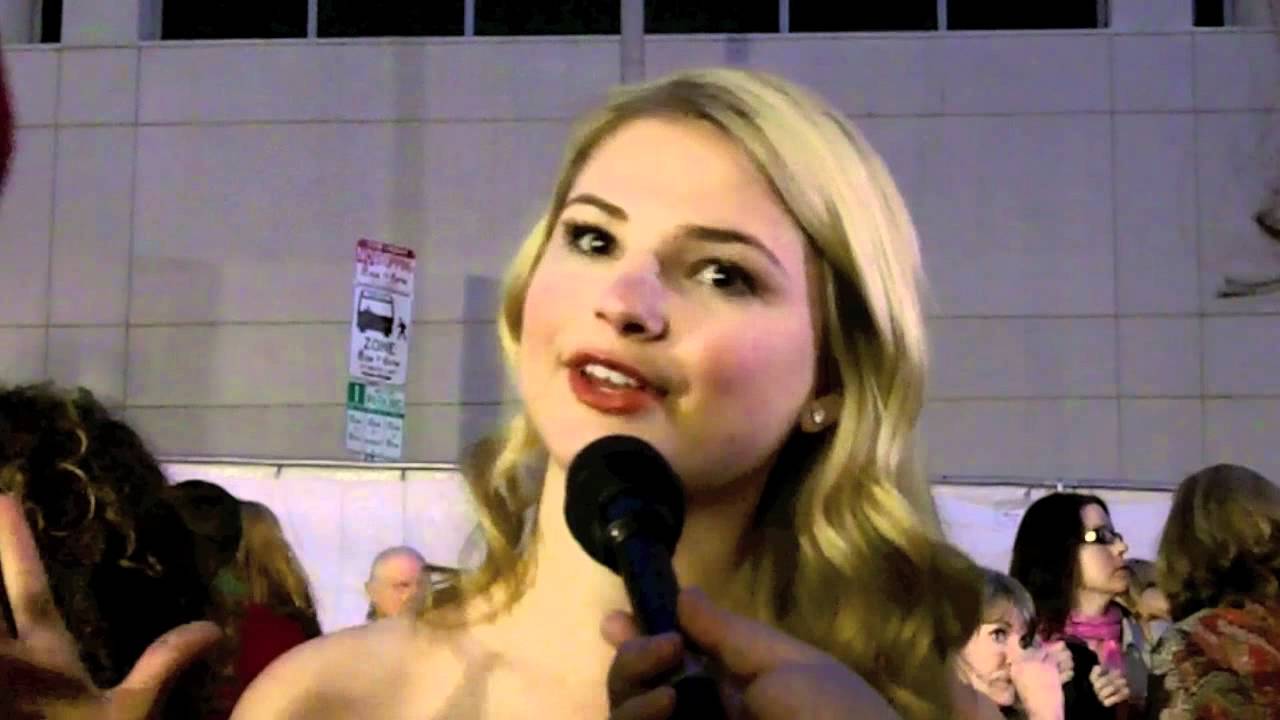 Stefanie Scott Talks "Girl I Used to Know" Music Video at the Hollywood Christmas Parade!