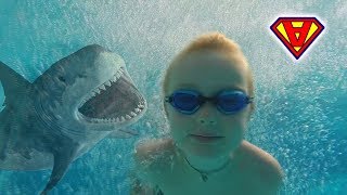 VLOG Super Alex Camping Tahiti - TUFFI IN PISCINA Ep.1 giochi sopra e sotto l'acqua Vacanze Estive screenshot 5
