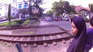 Kereta Api Lokal Bandung Raya Melintas di Pintu Perlintasan Jalan Merdeka 163 Bandung