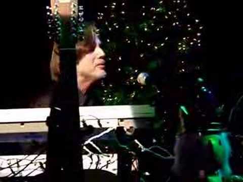 Jackson Browne plays at Aimee Mann Christmas Show ...