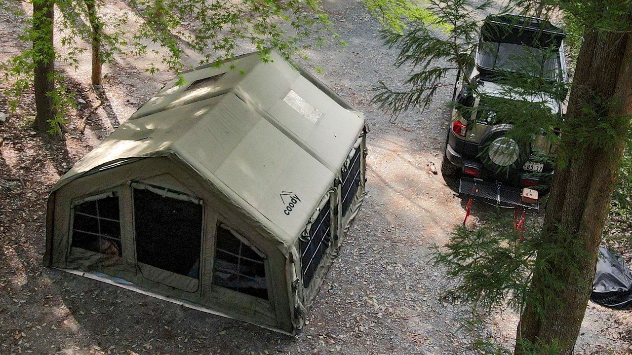たった10分で森の中に家が建つ。極上２ルームのエアテントでファミリーキャンプ。　FJクルーザーと共に