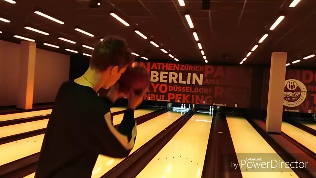 Zum ersten Mal bowlen!!! ich schaffe einen Strike!!! 🎊🎉