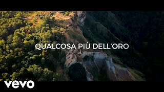 Video thumbnail of "Andrea Bocelli - Qualcosa più dell'Oro (Lyric Video)"