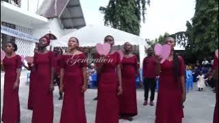 KWAYA YA MT.PETRO & PAULO ILIPOTUMBUIZA KWENYE SHEREHE KUMPONGEZA PADRE KANISIO