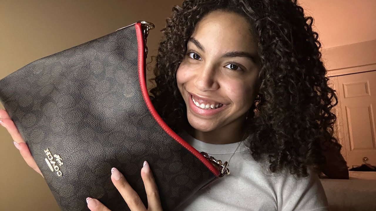 ASMR | What’s in my Purse ? extra tingly tapping, scratching, and more ✨😊
