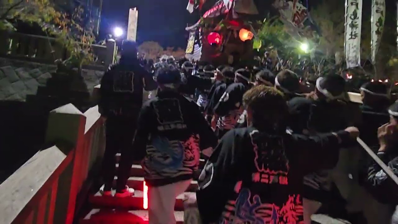2025年乙島祭り 日曜日 夜 階段下から境内