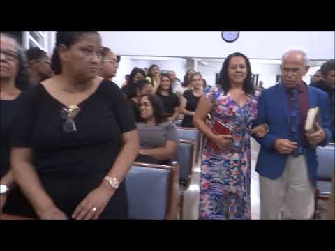 Entrada do pastor Eustáquio Lopes e esposa.