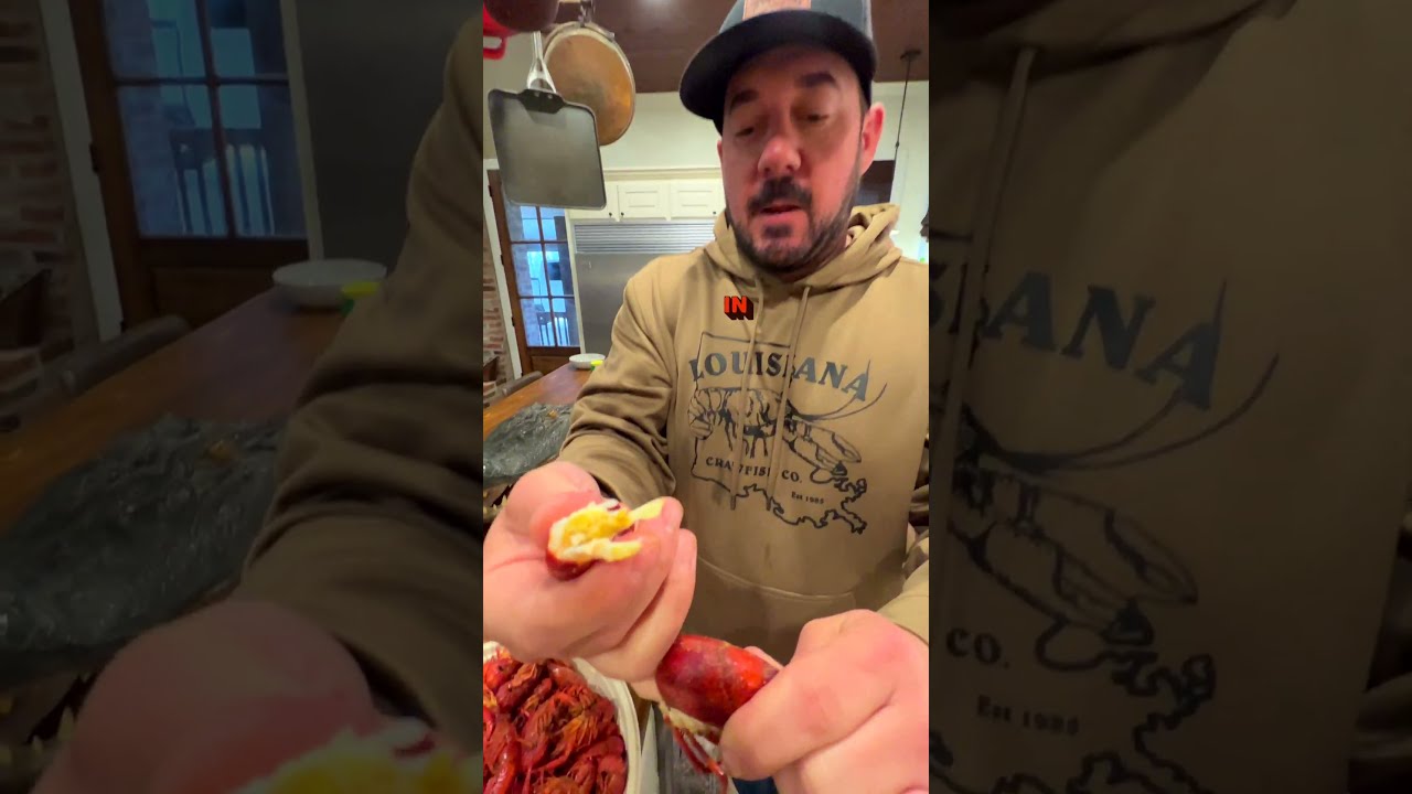 This Is How You ACTUALLY Peel A Crawfish LOUISIANA CRAWFISH COMPANY