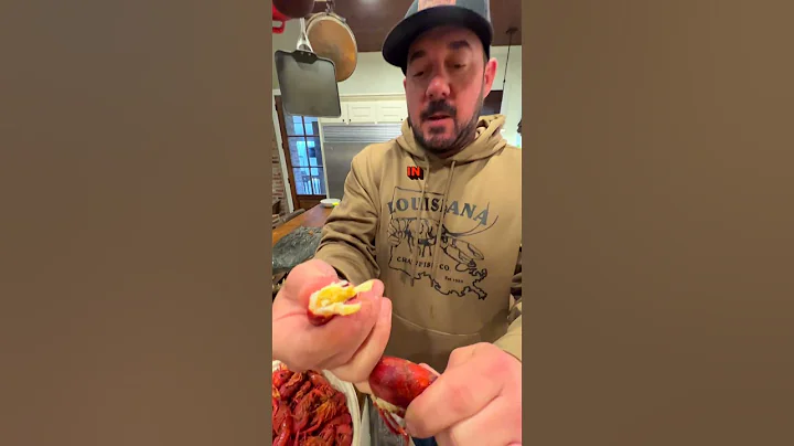 This is how you ACTUALLY peel a Crawfish | LOUISIANA CRAWFISH COMPANY