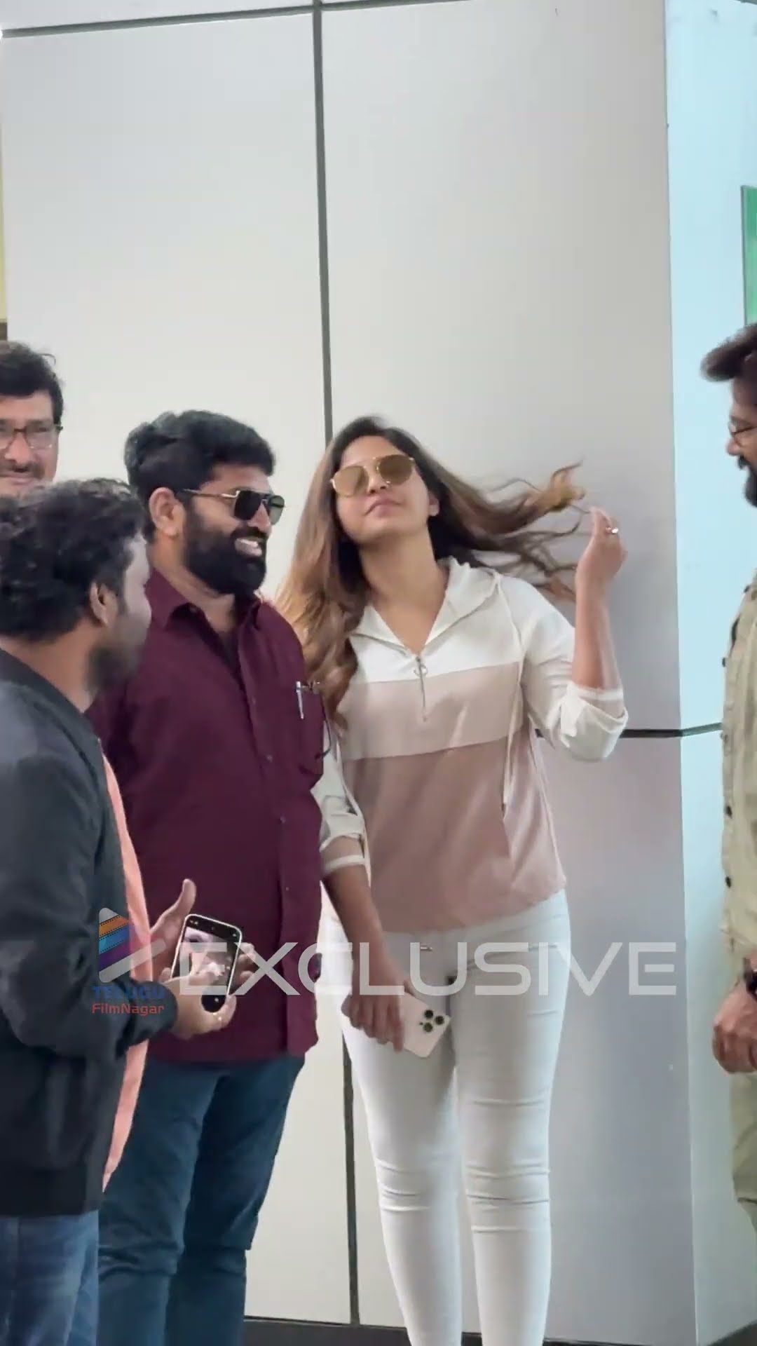 ఎయిర్ పోర్టులో ఫ్యాన్స్ తో సెల్ఫీలు దిగిన అంజలి, నవీన్ చంద్ర | #Anjali | #NaveenChandra | #Shorts