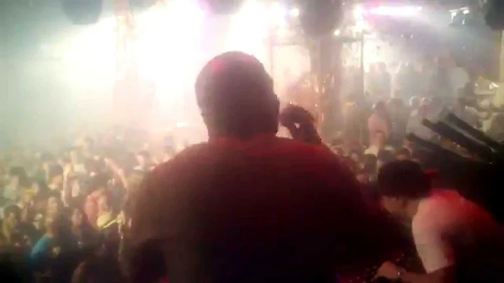 Duane Harden performing his "Never Stop" with Loui...