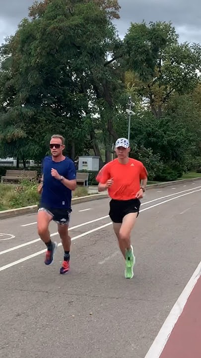 Василий Пермитин и Андрей Стрижаков бегут по Лужнецкой набережной! 🥇🤓 ...