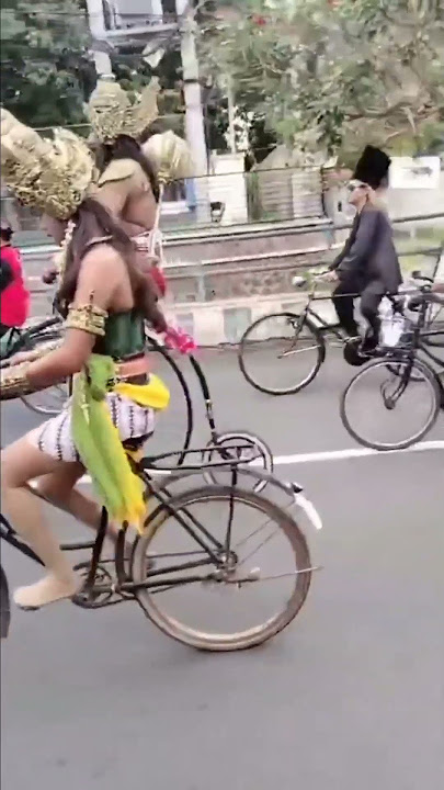 bersepeda ontel sambil joget mentul mentul asoy#shorts