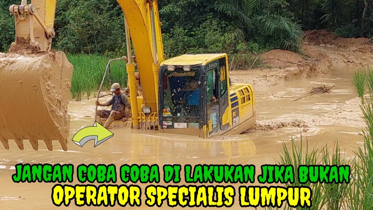 Operator Excavator Menantang Maut Melewati Kubangan Lumpur Yang Dalam